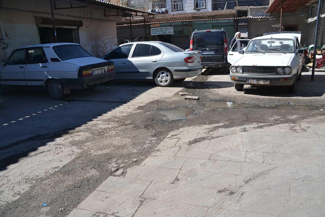 Kanalizasyon kokusu esnafı canından bezdirdi Kanalizasyon kokusu esnafı canından bezdirdi